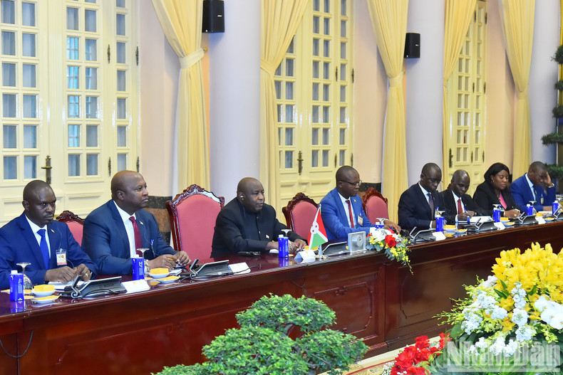 President Evariste Ndayishimiye and members of the Burundi delegation. President Evariste Ndayishimiye and members of the Burundi delegation.