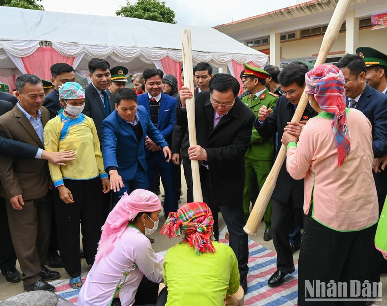 National Assembly Chairman Vuong Dinh Hue joins residents in making banh day, a Tet speciality. National Assembly Chairman Vuong Dinh Hue joins residents in making banh day, a Tet speciality.