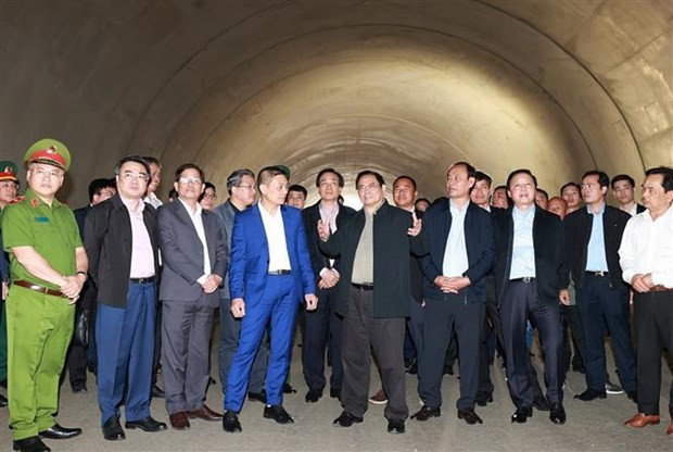 PM Pham Minh Chinh (front, centre) and other officials inspect the building of Nha Trang - Cam Lam Expressway on January 26. (Photo: VNA)