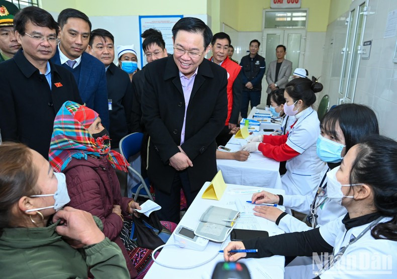 National Assembly Chairman Vuong Dinh Hue inquires about the people at the Trinh Tuong Healthcare Station. National Assembly Chairman Vuong Dinh Hue inquires about the people at the Trinh Tuong Healthcare Station.