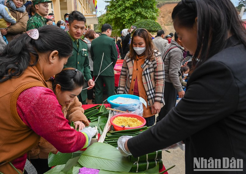 Members of the armed forces and local people make banh chung together. Members of the armed forces and local people make banh chung together.