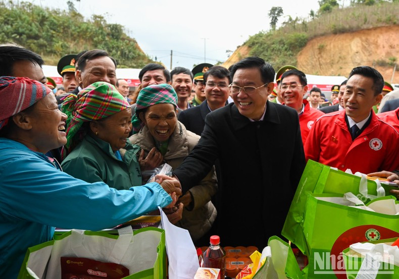 National Assembly Chairman Vuong Dinh Hue shakes hands with members of the ethnic community in Trinh Tuong. National Assembly Chairman Vuong Dinh Hue shakes hands with members of the ethnic community in Trinh Tuong.