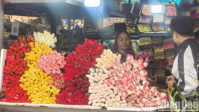 A flower stall with a wide variety of roses, which are favoured by many this year.