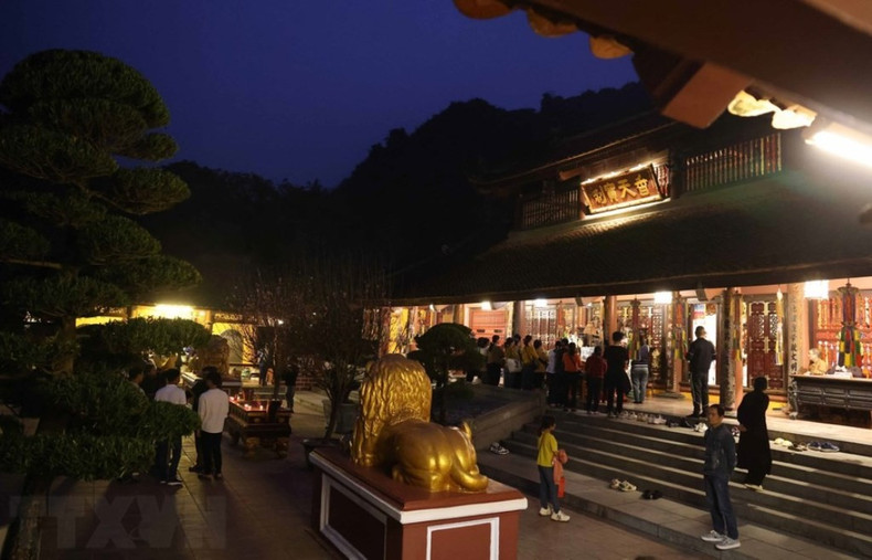 Pilgrims visit Thien Tru Temple early in the morning to make their offerings to the Buddha. Pilgrims visit Thien Tru Temple early in the morning to make their offerings to the Buddha.