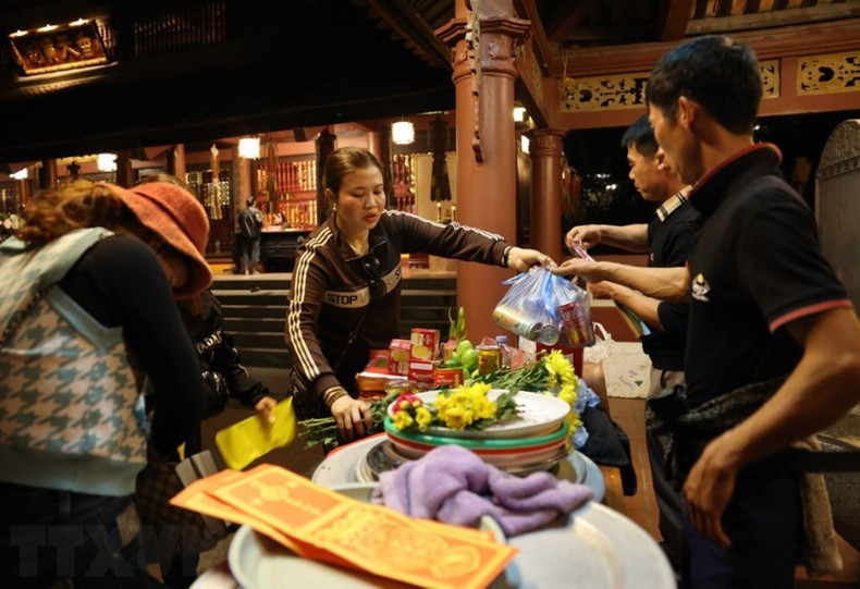 Many pilgrims prepare their offerings the night before the opening of the festival. Many pilgrims prepare their offerings the night before the opening of the festival.