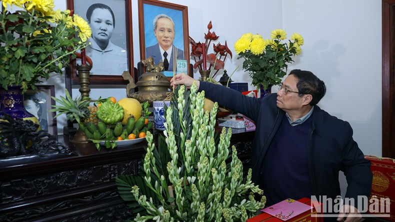 PM Pham Minh Chinh offers incense to late Prime Minister Pham Van Dong. (Photo: NDO/Tran Hai) PM Pham Minh Chinh offers incense to late Prime Minister Pham Van Dong. (Photo: NDO/Tran Hai)