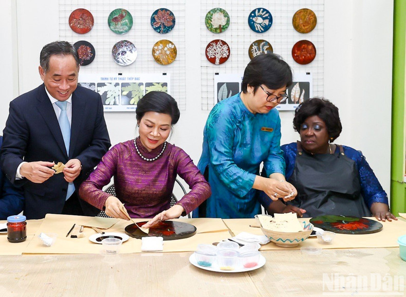 The two first ladies experience the process of making lacquer paintings. The two first ladies experience the process of making lacquer paintings.