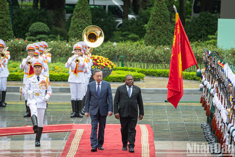 General Secretary and President To Lam and Mozambican President Filipe Jacinto Nyusi review the guard of honour.