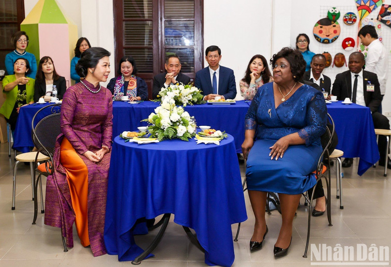The two first ladies enjoy tea and moon cake while watching an introduction to the creation of lacquer paintings. The two first ladies enjoy tea and moon cake while watching an introduction to the creation of lacquer paintings.