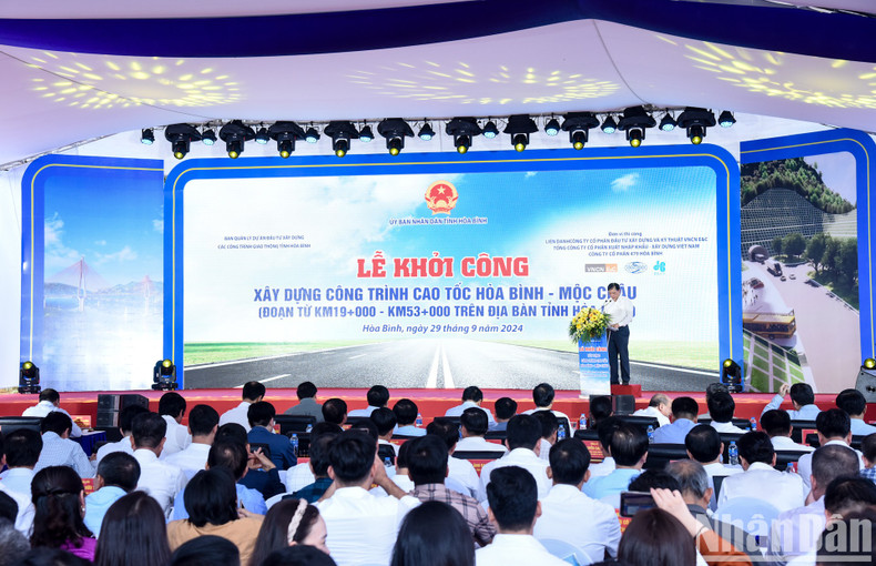 The Hoa Binh section of the Hoa Binh-Moc Chau Expressway has a length of 34 kilometres and has cost nearly 10 trillion VND (407 million USD).