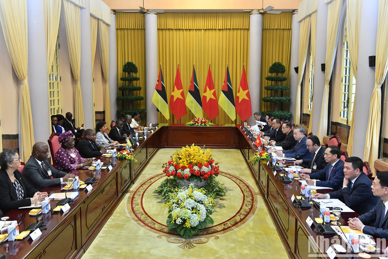 An overview of the talks between General Secretary and President To Lam and Mozambican President Filipe Jacinto Nyusi at the Presidential Palace.