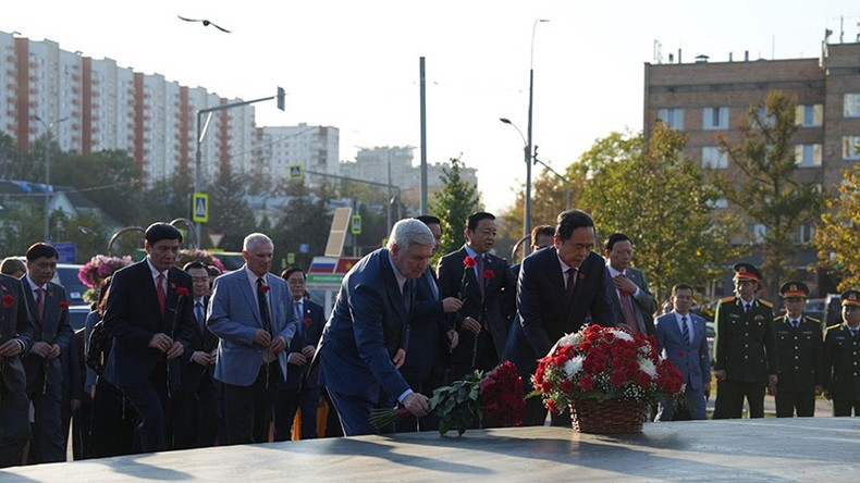 NA Chairman Tran Thanh Man and his entourage pay tribute to President Ho Chi Minh at his statue in Moscow. (Photo: NDO/Xuan Hung)
