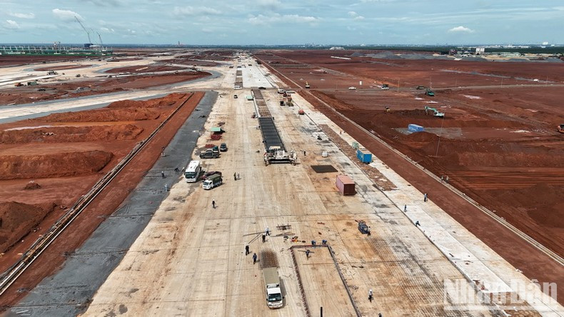 The runway is expected to be completed on the 50th anniversary of the liberation of southern Vietnam on April 30, 2025. The runway is expected to be completed on the 50th anniversary of the liberation of southern Vietnam on April 30, 2025.