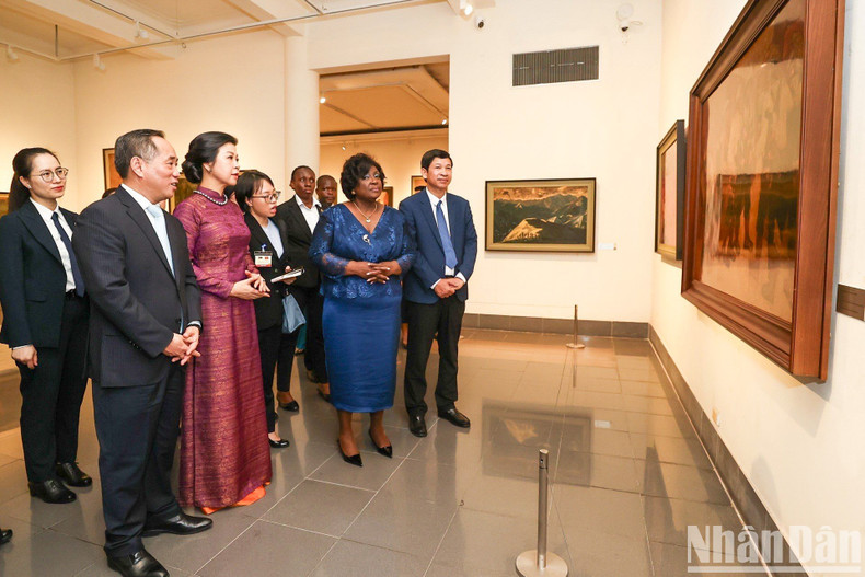 The two first ladies visit the lacquer painting exhibition area at the Vietnam Fine Arts Museum. The two first ladies visit the lacquer painting exhibition area at the Vietnam Fine Arts Museum.