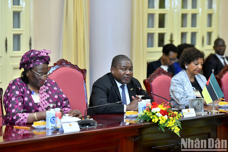 Mozambican President Filipe Jacinto Nyusi speaks at the talks.