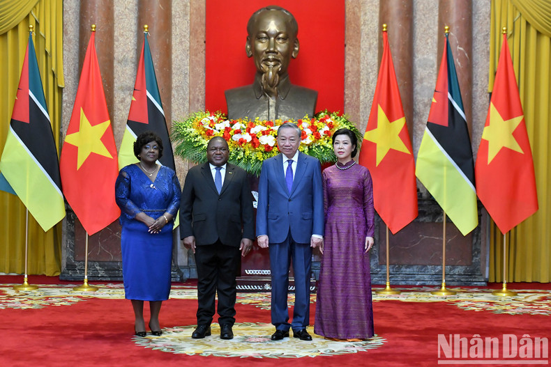 General Secretary and President To Lam and his wife pose for a photo with Mozambican President Filipe Jacinto Nyusi and his wife.