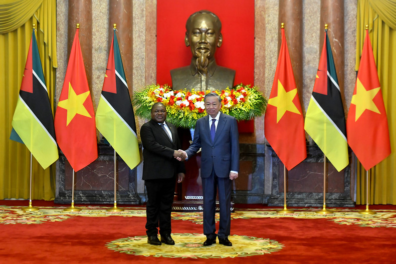 General Secretary and President To Lam and Mozambican President Filipe Jacinto Nyusi pose for a photo after the welcome ceremony.