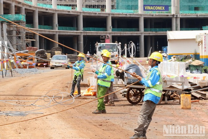 Workers install the roof of Long Thanh Airport’s passenger terminal. Workers install the roof of Long Thanh Airport’s passenger terminal.