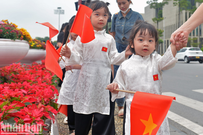 Many kids are taken by their parents and teachers to the area around President Ho Chi Minh Mausoleum to celebrate National Day. Many kids are taken by their parents and teachers to the area around President Ho Chi Minh Mausoleum to celebrate National Day.