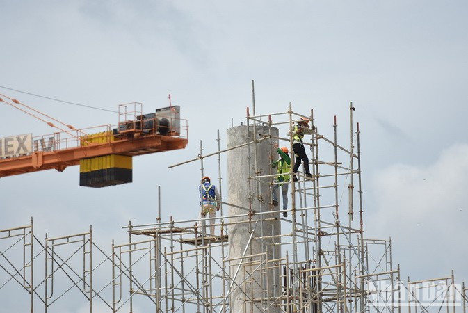 Workers construct the passenger terminal at Long Thanh Airport. Workers construct the passenger terminal at Long Thanh Airport.
