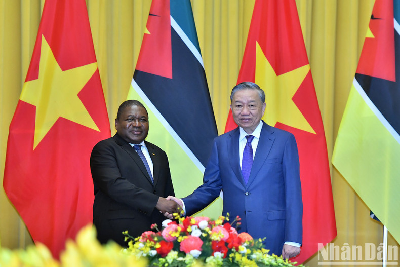 General Secretary and President To Lam and Mozambican President Filipe Jacinto Nyusi at the talks.