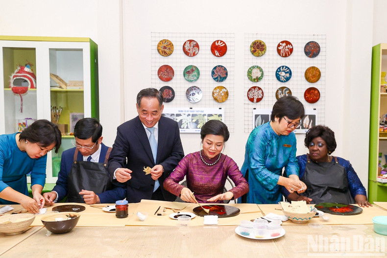 The two first ladies experience the process of making lacquer paintings. The two first ladies experience the process of making lacquer paintings.