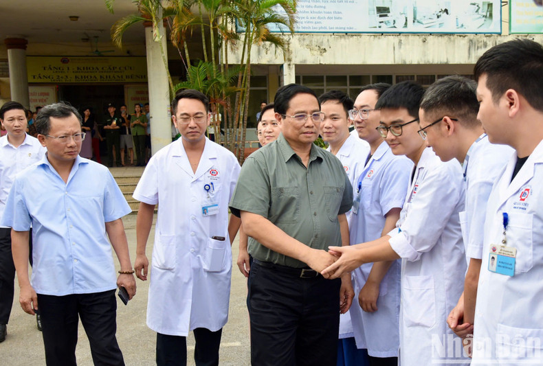 PM Pham Minh Chinh encourages doctors and nurses at Quang Ninh General Hospital.