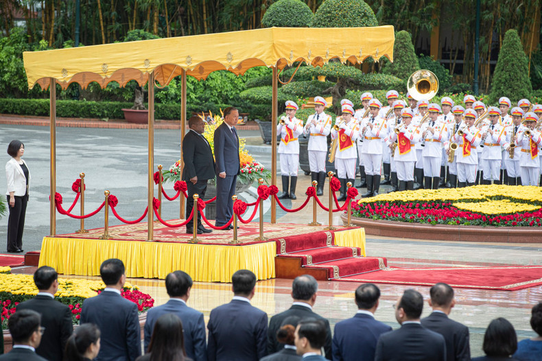 General Secretary and President To Lam and Mozambican President Filipe Jacinto Nyusi stand on the podium of honour.