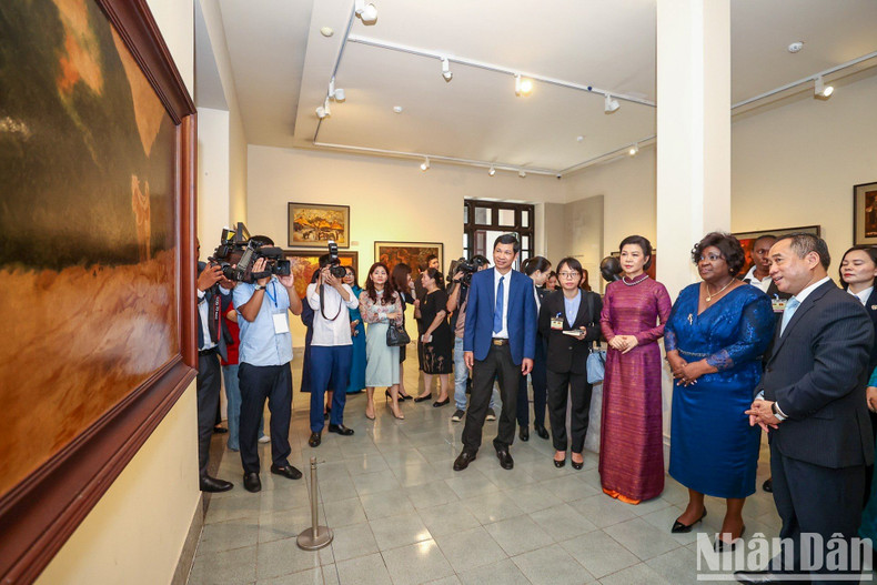 The two first ladies visit the lacquer painting exhibition area at the Vietnam Fine Arts Museum. The two first ladies visit the lacquer painting exhibition area at the Vietnam Fine Arts Museum.