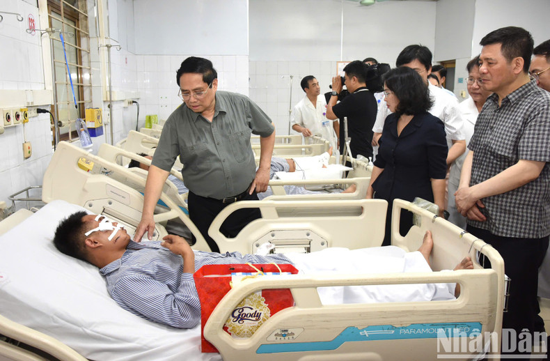 PM Pham Minh Chinh visits people who were injured by Typhoon Yagi at Quang Ninh General Hospital.