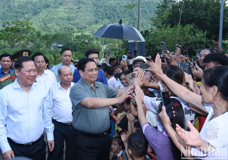 PM Pham Minh Chinh and the people of Da Bac District.