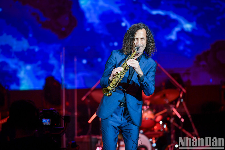 With timeless hits such as “Forever in Love”, “The Moment”, “My Heart Will Go On”, “Going Home” and “Sentimental”, Kenny G has become a special part of the music life of those born in the 1970s and 1980s in Vietnam and many countries in the world.