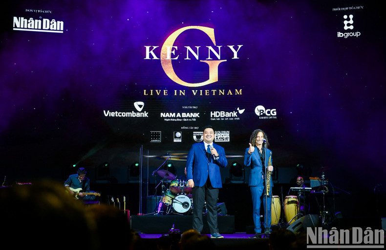 Kenny G humorously shares that he loves Vietnamese pho and has enjoyed the dish every day since arriving in Vietnam.