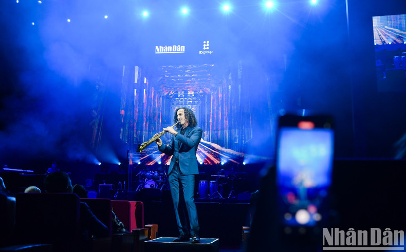 The celebrated saxophonist opens the show with the piece “Home”.