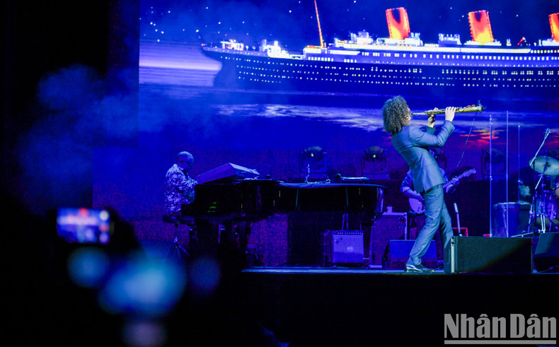 Kenny G is filled with emotions as he performs the pieces “The Moment” and “My Heart Will Go On” in the big cheers and ovation of the audience.