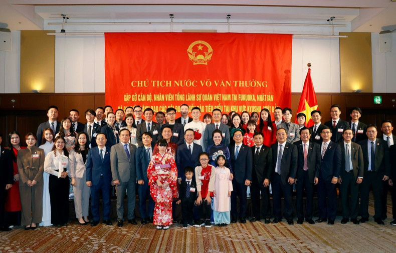 President Vo Van Thuong meets with staff of the Vietnamese Consulate General in Fukuoka prefecture and representatives of the Vietnamese community in the Kyushu region. (Photo: VNA) President Vo Van Thuong meets with staff of the Vietnamese Consulate General in Fukuoka prefecture and representatives of the Vietnamese community in the Kyushu region. (Photo: VNA)