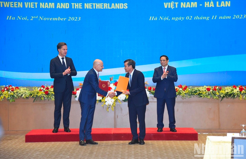 Prime Minister Pham Minh Chinh and Dutch Prime Minister Mark Rutte witness the exchange of the Letter of Intent on cooperation in the exploration and sustainable exploitation of important minerals following their talks in Hanoi on November 2 (Photo: NDO/Tran Hai) Prime Minister Pham Minh Chinh and Dutch Prime Minister Mark Rutte witness the exchange of the Letter of Intent on cooperation in the exploration and sustainable exploitation of important minerals following their talks in Hanoi on November 2 (Photo: NDO/Tran Hai)
