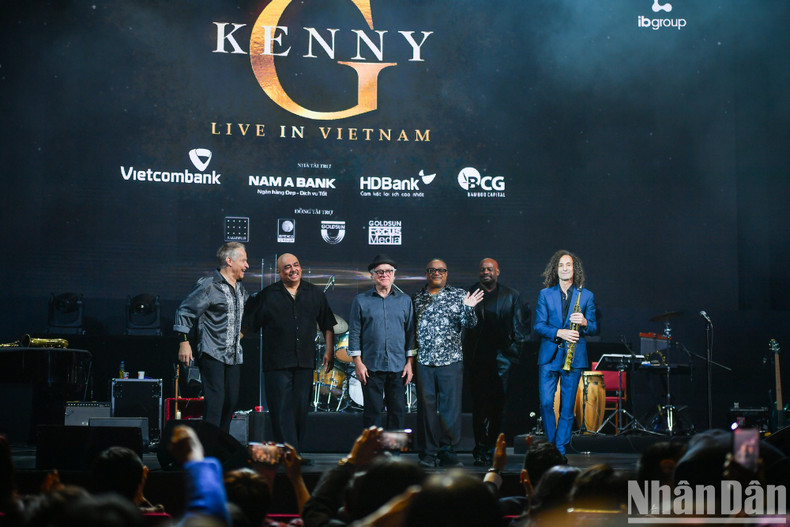 Kenny G introduces each member of his band at the conclusion of the show.