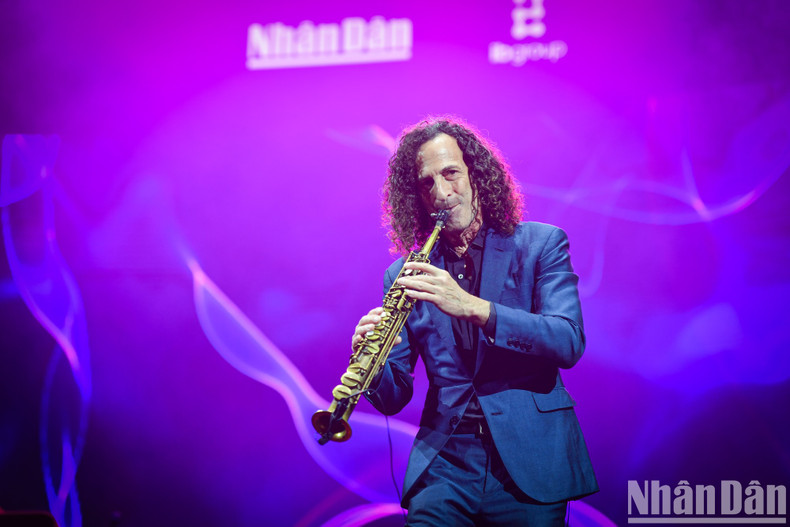 While exhibiting his extraordinary skills, Kenny G gives the audience a lot of surprises, such as saying hello and thank-you in Vietnamese.