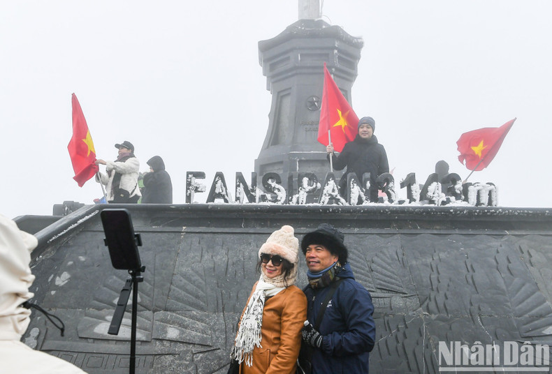 Snowfall creates an impressive spectacle on Mount Fansipan. Snowfall creates an impressive spectacle on Mount Fansipan.
