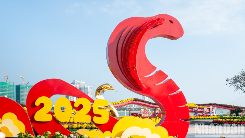 The surrounding miniature landscapes help highlight the golden shimmer of the snake statue. The surrounding miniature landscapes help highlight the golden shimmer of the snake statue.