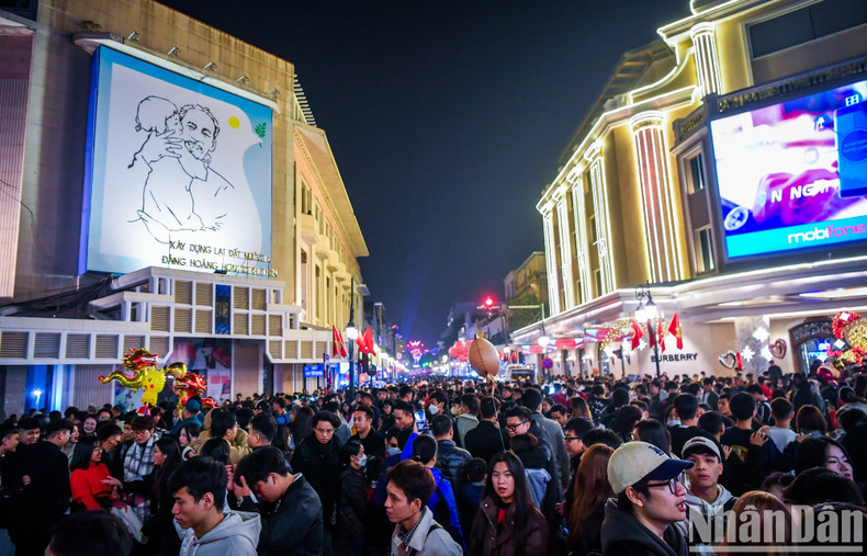New Year revellers at the Trang Tien intersection. New Year revellers at the Trang Tien intersection.