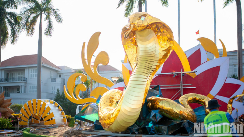 At the T-bridge area in front of Da Nang Museum, the flower street has also been elaborately arranged with a snake statue. At the T-bridge area in front of Da Nang Museum, the flower street has also been elaborately arranged with a snake statue.