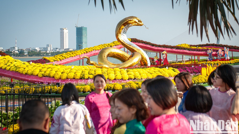 The gleaming golden scales of the snake are eye-catching and prominent in the sunlight, drawing viewers’ attention. The gleaming golden scales of the snake are eye-catching and prominent in the sunlight, drawing viewers’ attention.