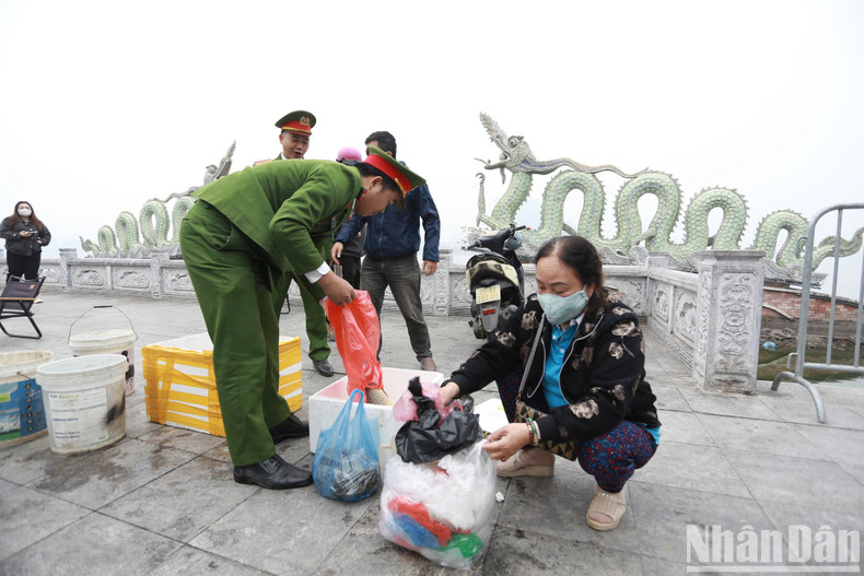 Near West Lake, police and local authorities organised designated points to guide residents in releasing fish into large polystyrene containers, later collected and transported to the Red River for release. Near West Lake, police and local authorities organised designated points to guide residents in releasing fish into large polystyrene containers, later collected and transported to the Red River for release.