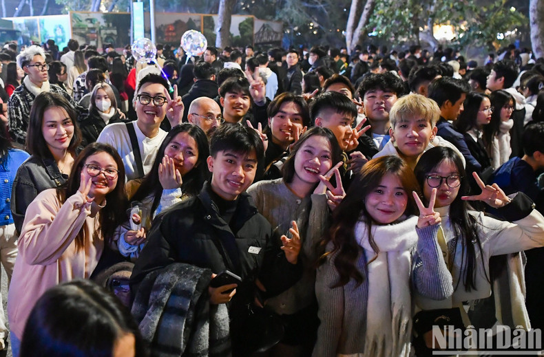 Revellers expressed their joy at the arrival of 2025. Revellers expressed their joy at the arrival of 2025.