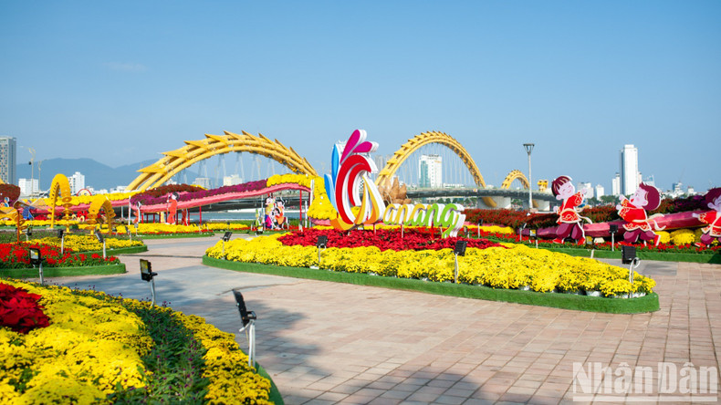 The square at the tail of the Dragon Bridge is beautifully decorated. The square at the tail of the Dragon Bridge is beautifully decorated.