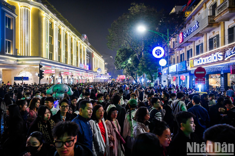 The streets around Hoan Kiem Lake were packed with people waiting to enjoy the fireworks display. The streets around Hoan Kiem Lake were packed with people waiting to enjoy the fireworks display.
