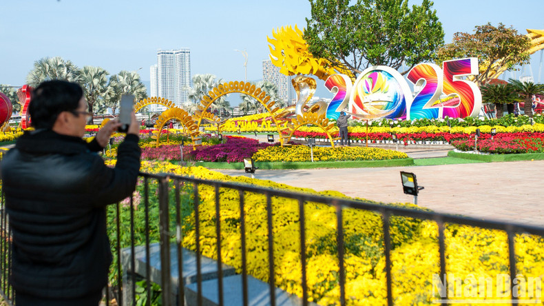 The centrepiece of Bach Dang flower street is the snake zodiac statue. The centrepiece of Bach Dang flower street is the snake zodiac statue.