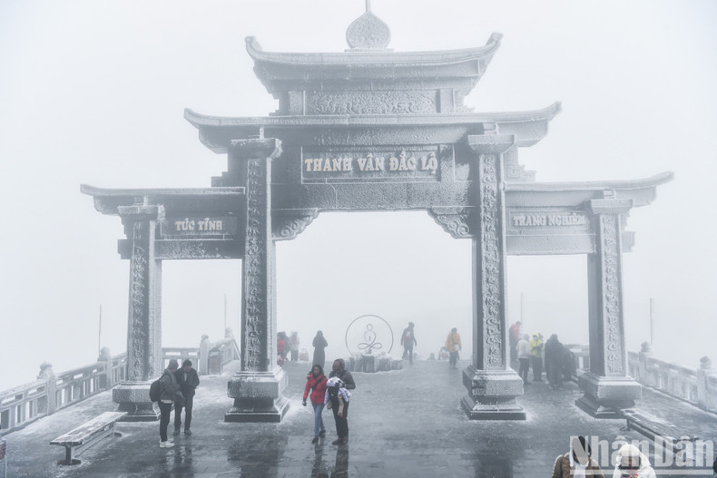 The temple gate is covered in a thin layer of snow. The temple gate is covered in a thin layer of snow.